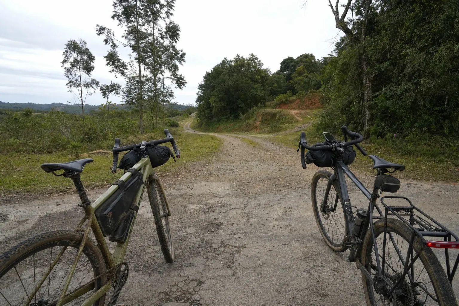 Ciclismo de aventura: como escolher entre gravel, bikepacking e cicloturismo sem errar na bike, na rota e no equipamento