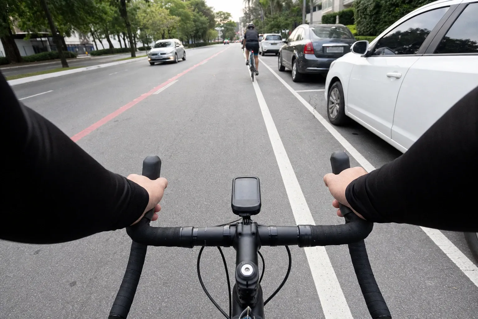 Como andar de bike no trânsito em segurança: guia prático para pedalar na cidade com mais previsibilidade