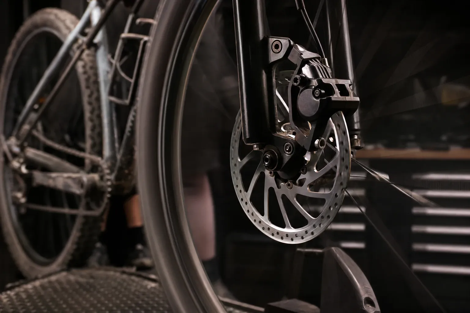 Como regular freio a disco bike: diagnóstico rápido, ajuste do mecânico e erros que pioram o problema