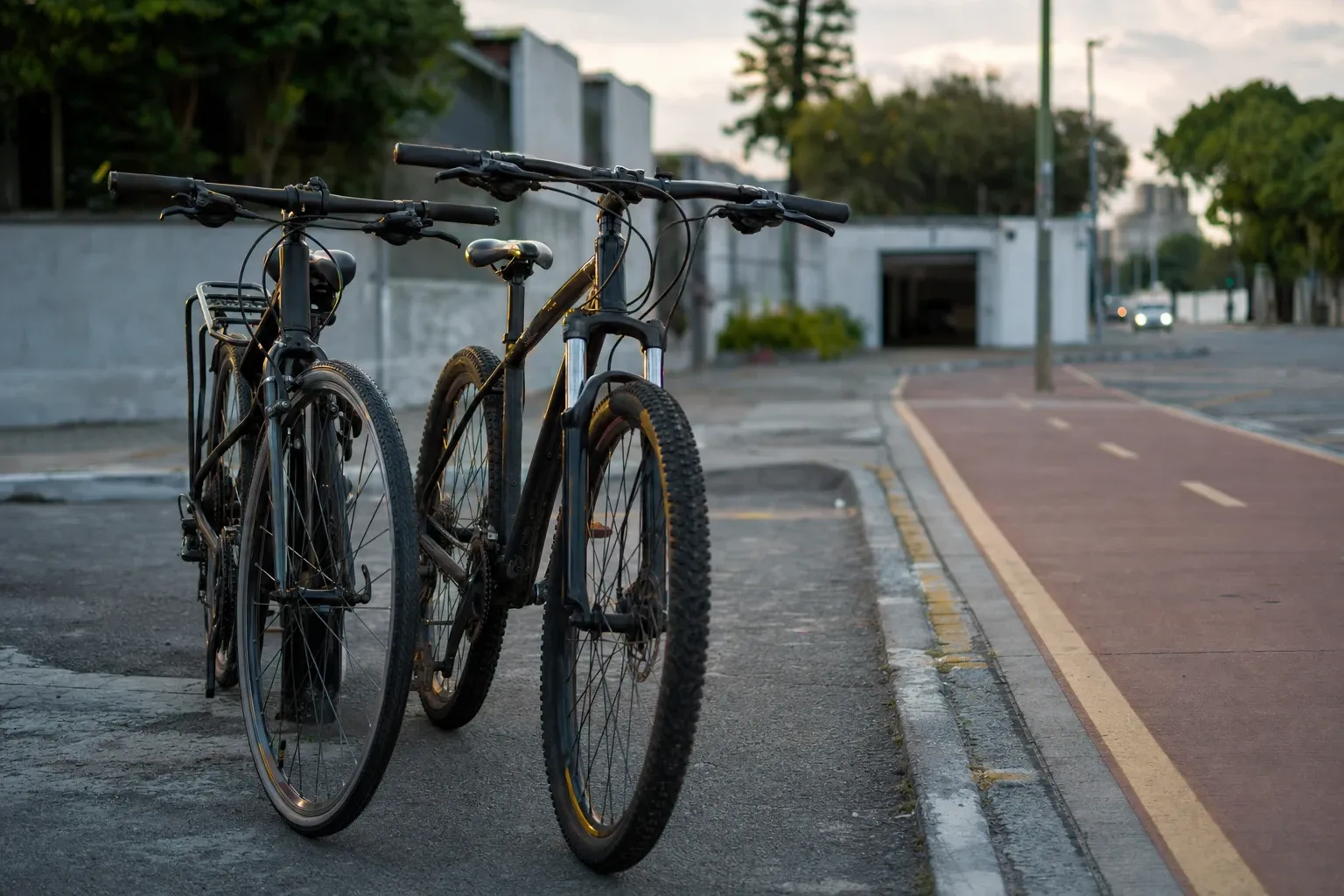Bicicleta urbana vs mountain bike: como escolher a bike certa para cidade, ruas ruins e trilhas leves